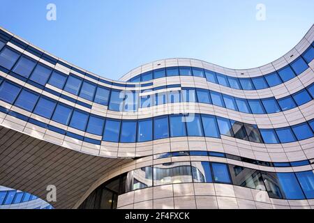 Moderno edificio „Kö-Bogen nel centro di Düsseldorf, progettato dall'architetto Daniel Libeskind, protagonista di New York, e completato nel 2013. Foto Stock