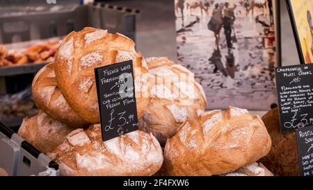 Epsom London UK, March21 2021, Stall mercato francese fatto in casa per panifici Foto Stock