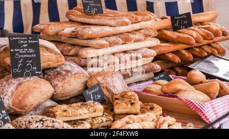 Epsom London UK, March21 2021, Stall mercato francese fatto in casa per panifici Foto Stock