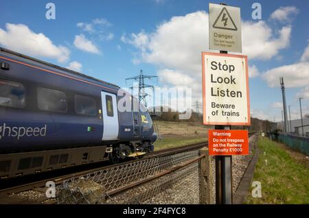 Immagine paesaggistica della segnaletica in treno a Sturry, Kent, che mostra le regole di sicurezza mentre il treno passa oltre. Foto Stock