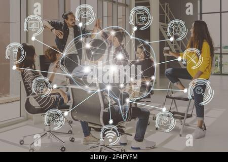 Forma cerebrale poligonale di un'intelligenza artificiale con varie icone Della città intelligente Internet delle cose su un gruppo di diversi Gli uomini d'affari sono il cervello Foto Stock