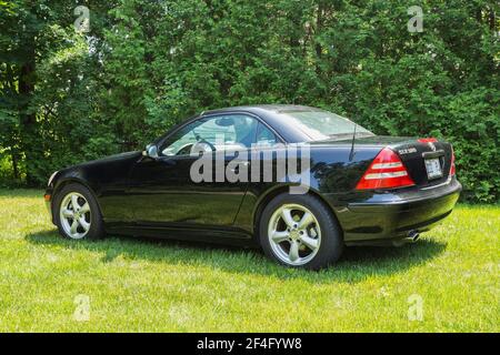 2002 Mercedes SLK 320 nero parcheggiato su prato erboso Foto Stock