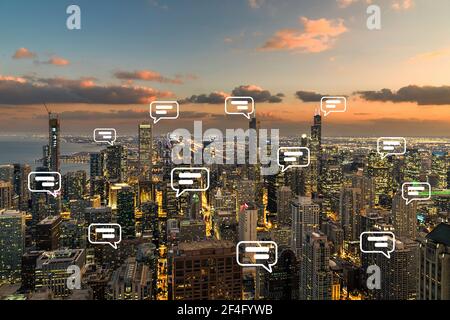 Varie tecnologie di chat Bubble sopra la vista dall'alto del lato del fiume cittadino di Chicago all'ora del tramonto con tecnica da giorno a notte, skyline del centro degli Stati Uniti Foto Stock