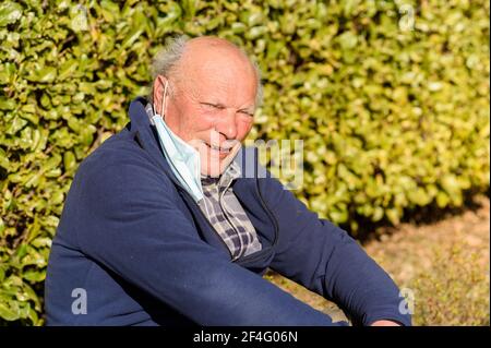 Ritratto dell'uomo anziano con maschera medica protettiva da pandemia di coronavirus. Concetto del pericolo del coronavirus per gli anziani. Foto Stock