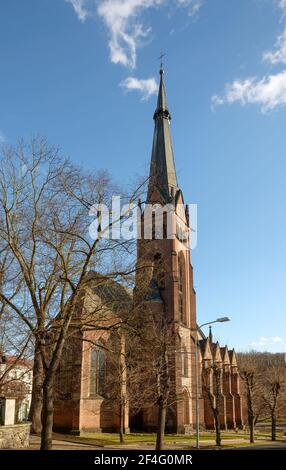 Vista della vecchia chiesa cattolica neogotica di Santa Elisabetta d'Ungheria dal lato nord a Teplice, Repubblica Ceca. Foto Stock