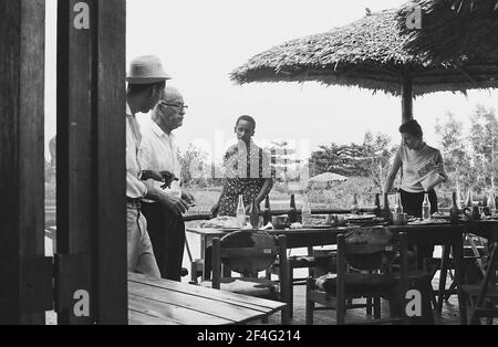 Caffetteria, Villaggio Indiano a Playa Giron (Baia dei suini), Cuba, provincia di Matanzas, con ristoranti turistici all'aperto, 1963. Dalla collezione di fotografie Deena Stryker. () Foto Stock