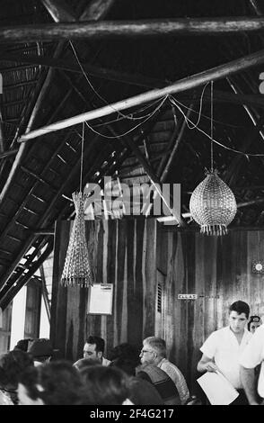 Caffetteria, Villaggio Indiano a Playa Giron (Baia dei suini), Cuba, provincia di Matanzas, con ristorazione turistica, 1963. Dalla collezione di fotografie Deena Stryker. () Foto Stock