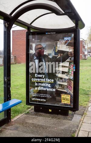Poster NHS in un rifugio autobus, Warwick, Regno Unito. Marzo 2021 Foto Stock