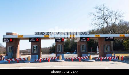 Kings Park, New York, USA - 13 marzo 2021: Il nuovo casello autostradale all'ingresso del Sunken Meadow state Park con corsie chiuse senza costi aggiuntivi. Foto Stock