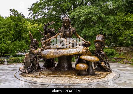 La statua di Alice nel paese delle meraviglie in Central Park Foto Stock