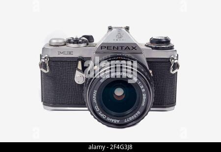 29 novembre 2017, Mosca, Russia. Una fotocamera reflex a obiettivo singolo di piccolo formato di Asahi Optical Pentax ME su sfondo bianco. Foto Stock