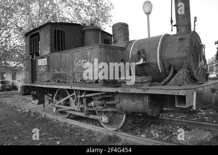 Bianco e nero - Vecchio treno a vapore al parco Córdoba. Andalucía, Spagna. Arrugginito motore a vapore lasciato come monumento o decorazione nel Parco Córdoba. Cupo. Foto Stock