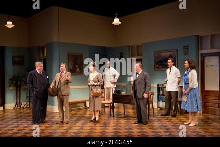 l-r: Desmond Barrit (Giudice Omar Gaffney), James Dreyfus (Elwood P Dowd), Maureen Lipman (vita Louise Simmons), Youssef Kerkour (Duane Wilson), David Bamp (William R Chumley), Jack Hawkins (Lyman Sanderson MD), Ingrid Oliver (Myrtle Maipman), Birmingham, The Repermons, Regno Unito, 02/2015, Birmingham, The REPERTORY of The REPERY, Regno Unito, Birmingham, 17, The Repermons: Harperon, Birmingham, Regno Unito, Regno Unito, Regno Unito, Regno Unito Peter McKintosh illuminazione: Howard Harrison regista: Lindsay Posner Foto Stock