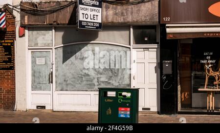 Epsom London UK, March21 2021, Empty High Street Store o Shop to Let Foto Stock