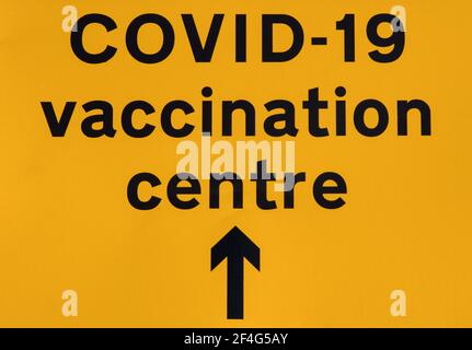 Cartello con la direzione del centro di vaccinazione Covid 19 Foto Stock