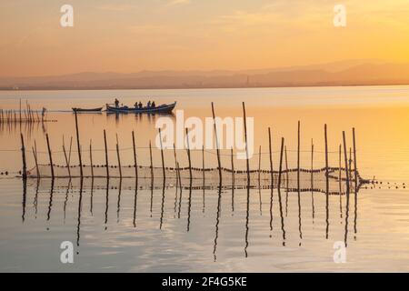 Reti da pesca sul lago la Albufera, Valencia, Spagna, al tramonto. Foto Stock