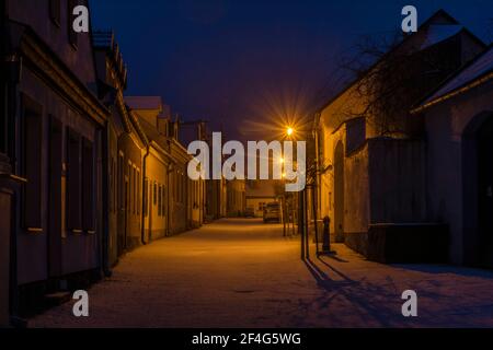 Slavonice città vecchia in inverno neve gelosa mattina con colore cielo blu Foto Stock