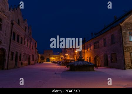 Slavonice città vecchia in inverno neve gelosa mattina con colore cielo blu Foto Stock