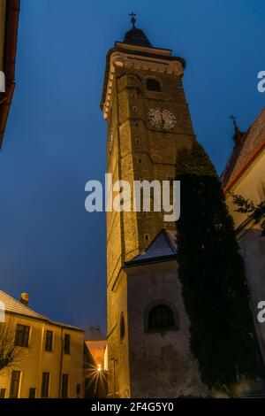 Slavonice città vecchia in inverno neve gelosa mattina con colore cielo blu Foto Stock