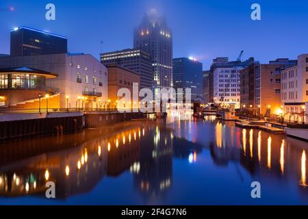 Milwaukee, Wisconsin, USA, skyline del centro cittadino sul fiume Milwaukee in serata. Foto Stock