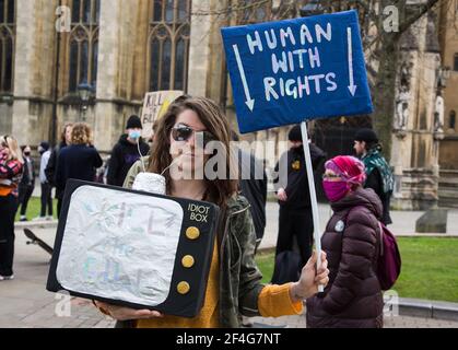 Bristol, Regno Unito. 21 Mar 2021. Centinaia di manifestanti si riuniscono al College Green di Bristol per protestare contro i piani del governo di introdurre una legislazione che limiterà alcune dimostrazioni. Bristol, Regno Unito. 21 marzo 2021. Credit: Redorbital Photography/Alamy Live News Foto Stock