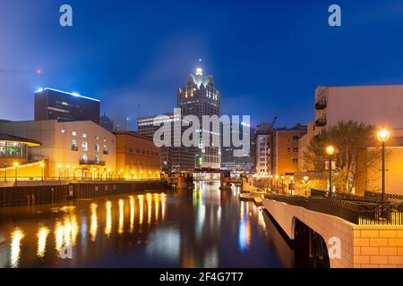 Milwaukee, Wisconsin, USA, skyline del centro cittadino sul fiume Milwaukee in serata. Foto Stock