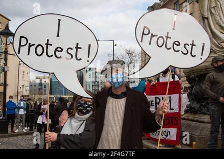 Bristol, Regno Unito. 21 Mar 2021. Centinaia di manifestanti si riuniscono al College Green di Bristol per protestare contro i piani del governo di introdurre una legislazione che limiterà alcune dimostrazioni. Bristol, Regno Unito. 21 marzo 2021. Credit: Redorbital Photography/Alamy Live News Foto Stock