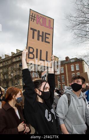 Bristol, Regno Unito. 21 Mar 2021. Centinaia di manifestanti si riuniscono al College Green di Bristol per protestare contro i piani del governo di introdurre una legislazione che limiterà alcune dimostrazioni. Bristol, Regno Unito. 21 marzo 2021. Credit: Redorbital Photography/Alamy Live News Foto Stock