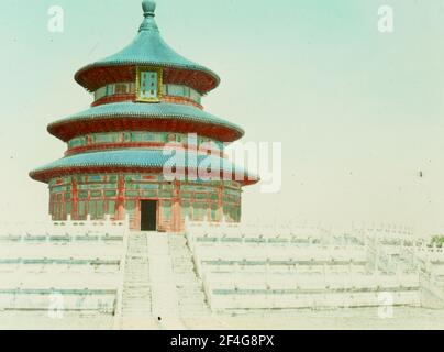 Slide lanterna senza titolo, colorata a mano, che mostra il tempio cinese, la Cina, Pechino (Cina), Tian Tan (Pechino, Cina), 1918. Dalla collezione di fotografie Sidney D. Gamble. () Foto Stock