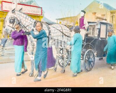 Slide lanterna colorata a mano senza titolo che mostra elaborato allenatore cinese trainato da cavalli, Cina, Pechino (Cina), 1918. Dalla collezione di fotografie di Sidney D. Gamble. () Foto Stock