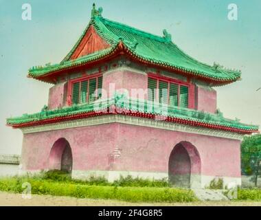 Slide lanterna colorata a mano che mostra il tempio, Cina, Pechino (Cina), GU lou (Pechino, Cina), 1918. Dalla collezione di fotografie Sidney D. Gamble. () Foto Stock