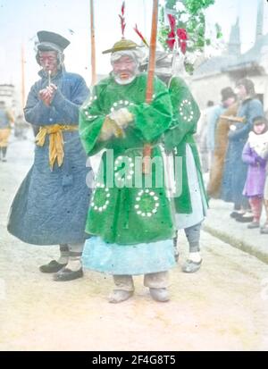 Slide lanterna senza titolo, colorata a mano, che mostra le persone in abito tradizionale, Cina, Pechino (Cina), 1918. Dalla collezione di fotografie di Sidney D. Gamble. () Foto Stock