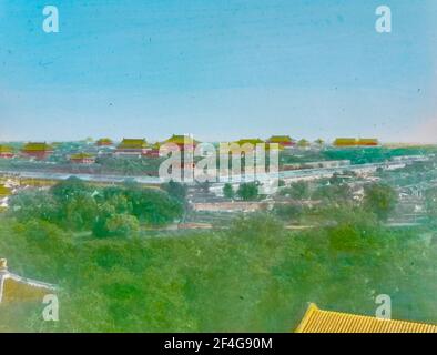 Slide a lanterna senza titolo, colorata a mano, che mostra il paesaggio urbano, la Cina, Pechino (Cina), la Città Proibita (Pechino, Cina), 1918. Dalla collezione di fotografie Sidney D. Gamble. () Foto Stock