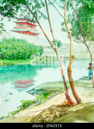 Slide lanterna colorata a mano senza titolo che mostra il tempio lungo il fiume, Cina, Pechino (Cina), 1918. Dalla collezione di fotografie di Sidney D. Gamble. () Foto Stock