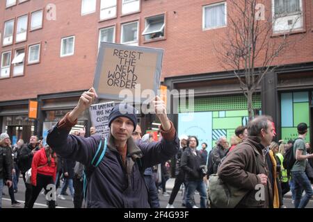 Londra, UK - Marzo 20 2021: Un protetore tiene un cartello durante le proteste anti-blocco che hanno avuto luogo nel centro di Londra. Foto Stock