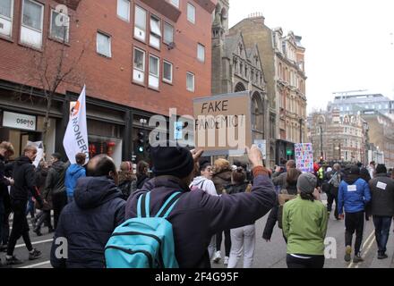 Londra, UK - Marzo 20 2021: Un protetore tiene un cartello durante le proteste anti-blocco che hanno avuto luogo nel centro di Londra. Foto Stock