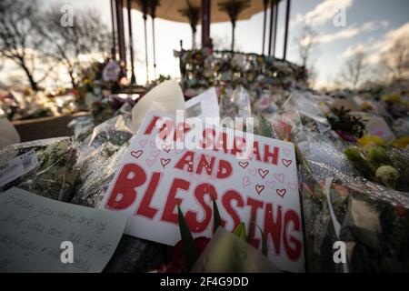 Londra, Regno Unito. 21 Marzo 2021. Morte di Sarah Everard: Tributi floreali continuare a Clapham comune bandstand in memoria di assassinato 33-year-old marketing executive Sarah Everard che è andato perso il Mercoledì 3 marzo dopo aver lasciato un amico di casa vicino Clapham Common a piedi a casa. Credit: Guy Corbishley/Alamy Live News Foto Stock