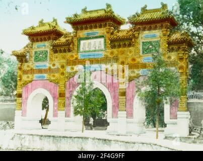 Lanterna senza titolo colorata a mano raffigurante un edificio del tempio, Cina, Wofo si (Pechino, Cina), 1918. Dalla collezione di fotografie di Sidney D. Gamble. () Foto Stock