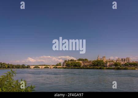 Ampia vista sul Pont D'Avignon in Provenza Avignone nel mese di settembre Foto Stock