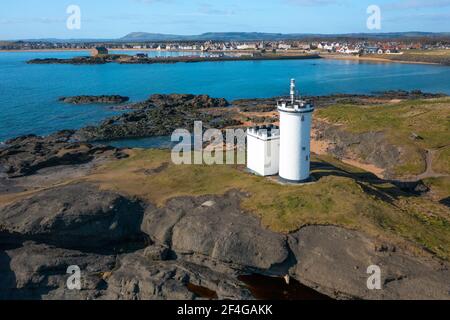 Veduta aerea del faro di Elie sulla zona est di Neuk di Fife, in Scozia, Regno Unito Foto Stock