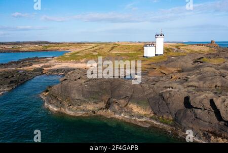 Veduta aerea del faro di Elie sulla zona est di Neuk di Fife, in Scozia, Regno Unito Foto Stock