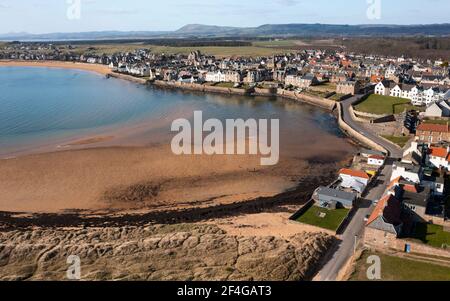 Veduta aerea del villaggio di Elie sul Neuk Est di Fife, in Scozia, Regno Unito Foto Stock