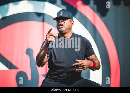 ITALIA, FIRENZE 2017: Chuck D, rapper/cantante del super gruppo rap/rock americano Profeti del Rage (composto da membri di Rage Aaims the Machine, Cypress Hill e Public Enemy), esibendosi dal vivo sul palco. Foto Stock