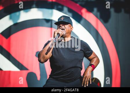 ITALIA, FIRENZE 2017: Chuck D, rapper/cantante del super gruppo rap/rock americano Profeti del Rage (composto da membri di Rage Aaims the Machine, Cypress Hill e Public Enemy), esibendosi dal vivo sul palco. Foto Stock