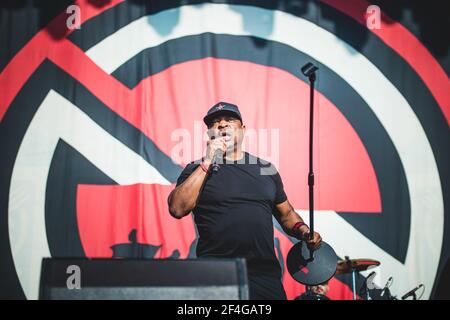 ITALIA, FIRENZE 2017: Chuck D, rapper/cantante del super gruppo rap/rock americano Profeti del Rage (composto da membri di Rage Aaims the Machine, Cypress Hill e Public Enemy), esibendosi dal vivo sul palco. Foto Stock