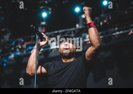 ITALIA, FIRENZE 2017: Chuck D, rapper/cantante del super gruppo rap/rock americano Profeti del Rage (composto da membri di Rage Aaims the Machine, Cypress Hill e Public Enemy), esibendosi dal vivo sul palco. Foto Stock