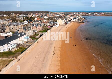 Vista aerea della spiaggia di Elie sul Neuk Est di Fife, in Scozia, Regno Unito Foto Stock