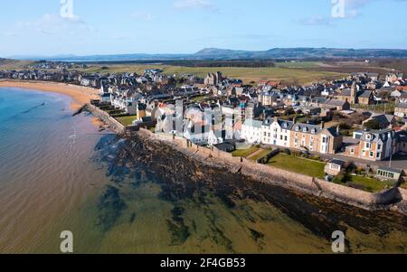 Veduta aerea del villaggio di Elie sul Neuk Est di Fife, in Scozia, Regno Unito Foto Stock