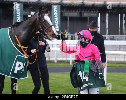 Layfayette e jockey Chris Hayes dopo aver vinto il Paddy Power Irish Lincolnshire all'ippodromo di Curragh. Data immagine: Domenica 21 marzo 2021. Foto Stock