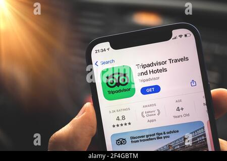 Kharkov, Ucraina - 17 Marzo 2021: Applicazione TripAdvisor, sullo schermo dello smartphone Foto Stock